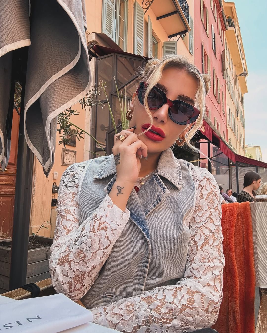 İrem Derici’nin sevgilisine kur yapıldığı iddiası sosyal medyayı salladı: Beyaz elbiseli kadın gündem oldu! İrem Derici'den yanıt gecikmedi 4