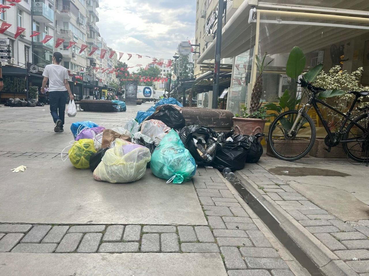 Otobüsler kontak kapattı, çöpleri toplayan yok, İzmir kaosa teslim! Grevci işçiler 90 bin TL maaş istiyor 1