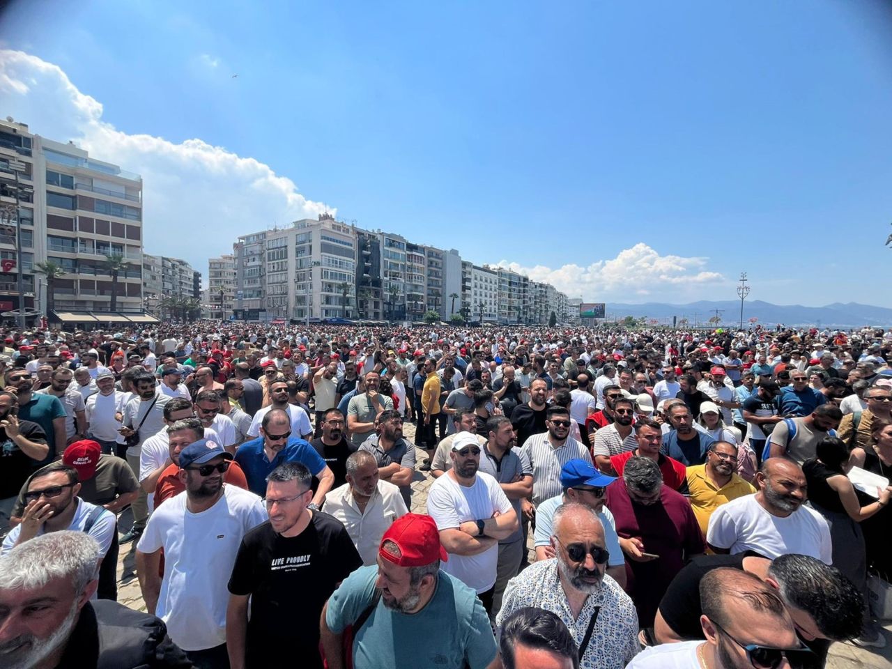 Otobüsler kontak kapattı, çöpleri toplayan yok, İzmir kaosa teslim! Grevci işçiler 90 bin TL maaş istiyor 6