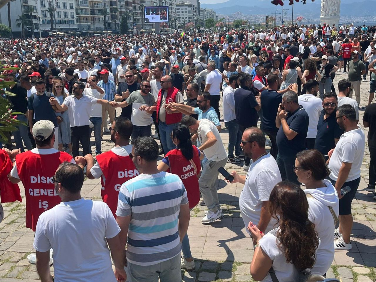 Otobüsler kontak kapattı, çöpleri toplayan yok, İzmir kaosa teslim! Grevci işçiler 90 bin TL maaş istiyor 5