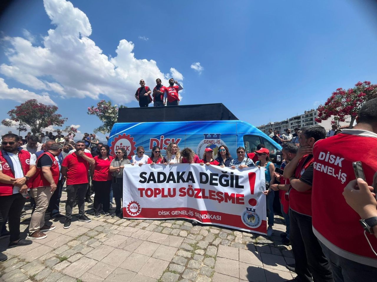 Otobüsler kontak kapattı, çöpleri toplayan yok, İzmir kaosa teslim! Grevci işçiler 90 bin TL maaş istiyor 7
