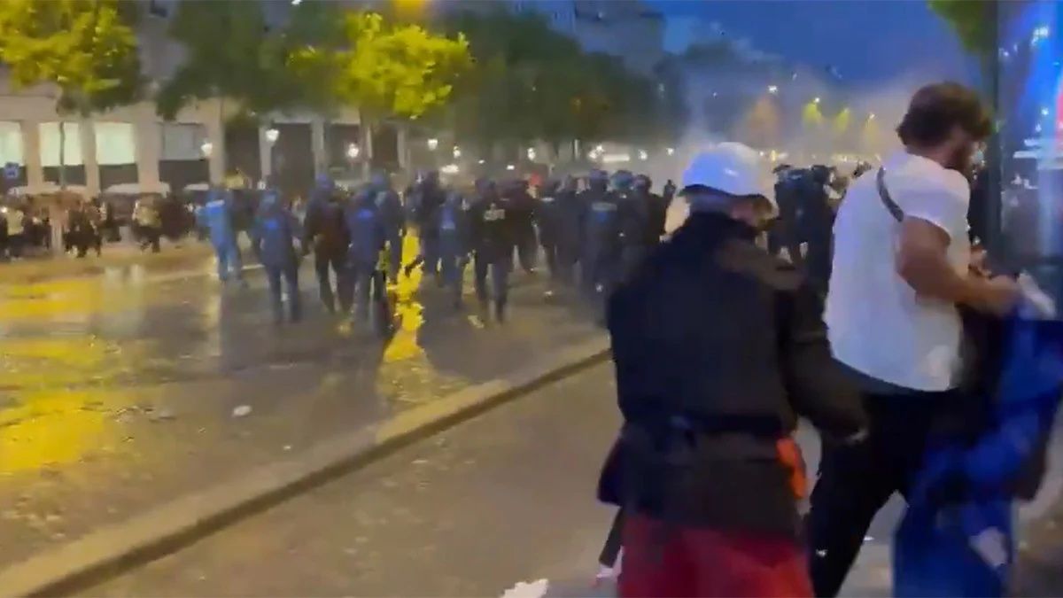 PSG tarih yazdı, Paris karıştı! Metro durakları kapatıldı, izdiham yaşandı! Şampiyonluk kutlamaları 81 gözaltıyla bitti! 6
