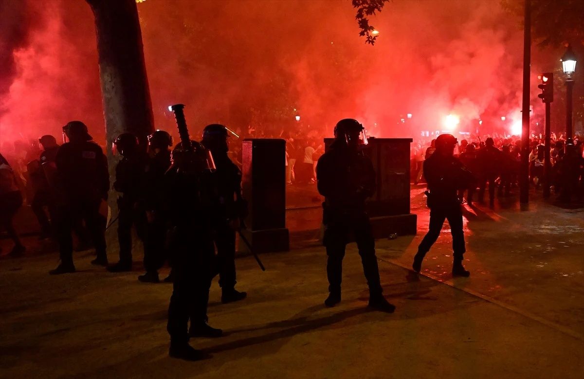 PSG tarih yazdı, Paris karıştı! Metro durakları kapatıldı, izdiham yaşandı! Şampiyonluk kutlamaları 81 gözaltıyla bitti! 7