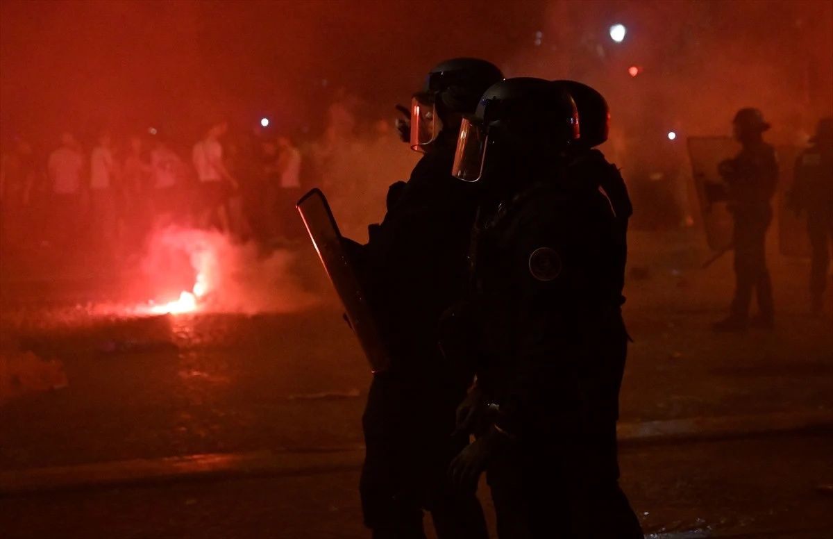 PSG tarih yazdı, Paris karıştı! Metro durakları kapatıldı, izdiham yaşandı! Şampiyonluk kutlamaları 81 gözaltıyla bitti! 10