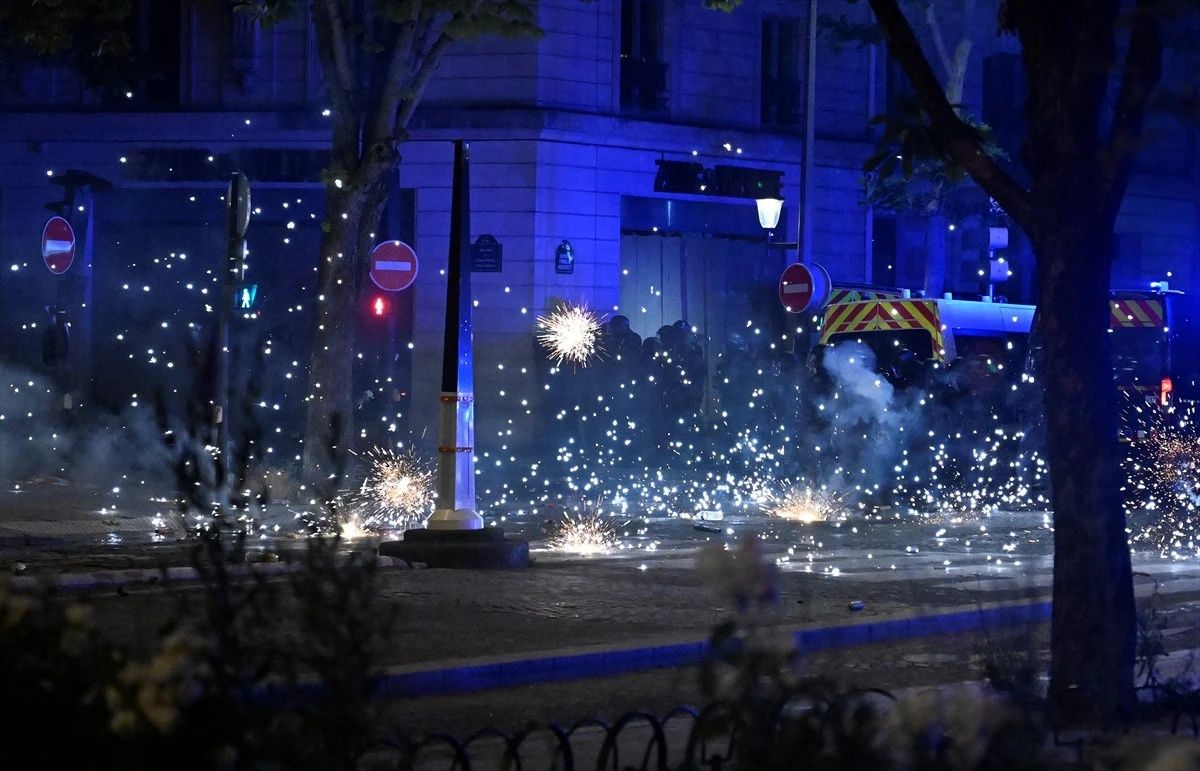 PSG tarih yazdı, Paris karıştı! Metro durakları kapatıldı, izdiham yaşandı! Şampiyonluk kutlamaları 81 gözaltıyla bitti! 8