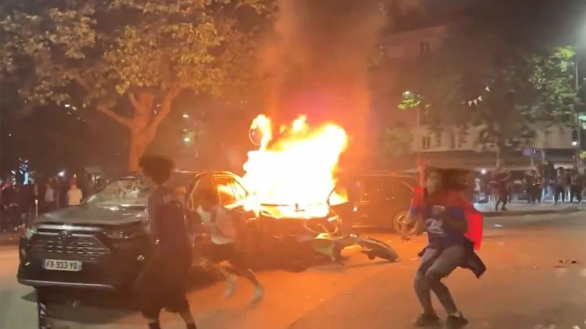 PSG tarih yazdı, Paris karıştı! Metro durakları kapatıldı, izdiham yaşandı! Şampiyonluk kutlamaları 81 gözaltıyla bitti! 5