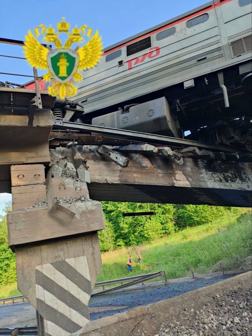 Rusya'da yolcu treninin üzerine köprü çöktü: 7 ölü, 66 yaralı 5