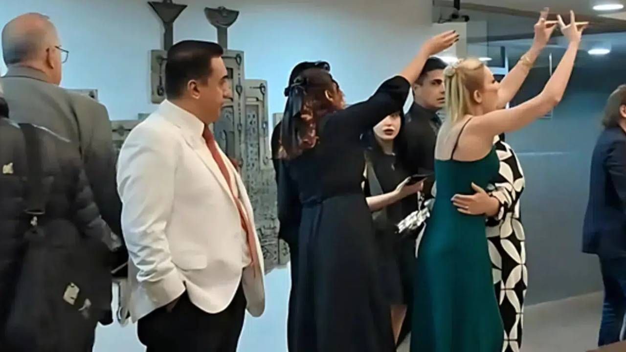 TRT spikeri Oya Eren'den yönetmen Ecre Begüm Bayrak'a bozkurt işaretli tepki! "Vatansız teröristler" 5