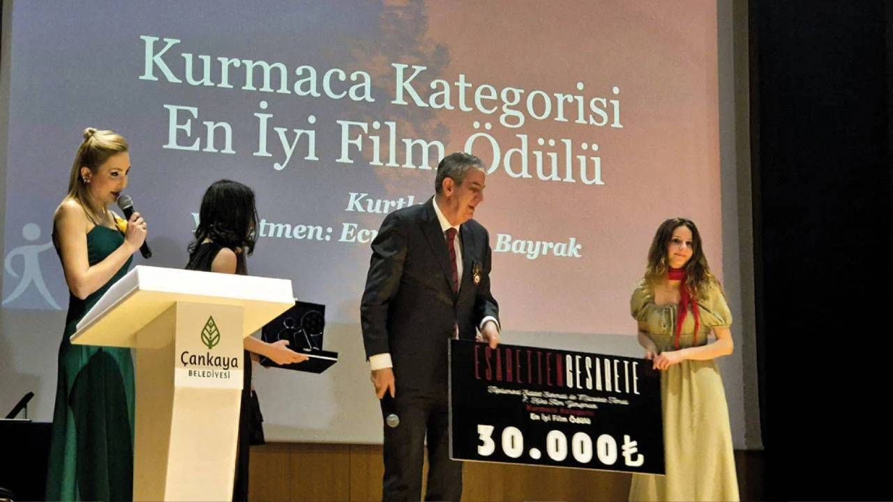 TRT spikeri Oya Eren'den yönetmen Ecre Begüm Bayrak'a bozkurt işaretli tepki! "Vatansız teröristler" 1