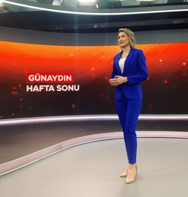 TRT spikeri Oya Eren'den yönetmen Ecre Begüm Bayrak'a bozkurt işaretli tepki! "Vatansız teröristler" 3