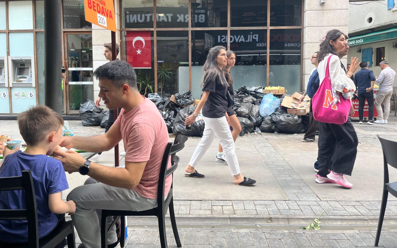 İzmir grev yüzünden kokmaya başladı: Çöpler sokaklara taştı! DİSK'ten yarın için büyük tehdit... 1