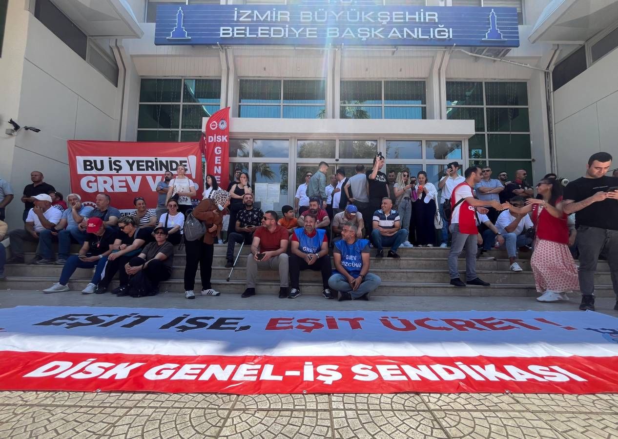 İzmir grev yüzünden kokmaya başladı: Çöpler sokaklara taştı! DİSK'ten yarın için büyük tehdit... 9
