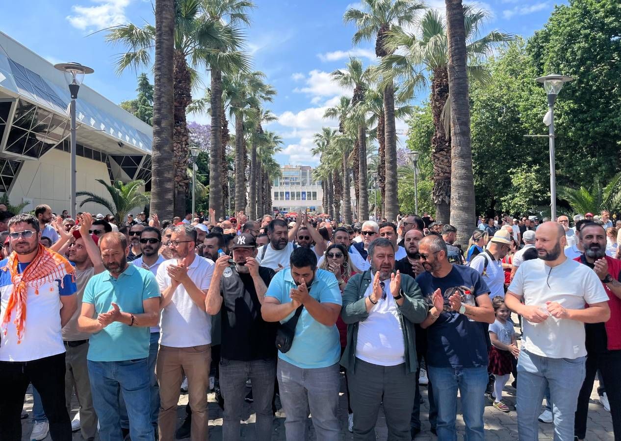 İzmir grev yüzünden kokmaya başladı: Çöpler sokaklara taştı! DİSK'ten yarın için büyük tehdit... 8
