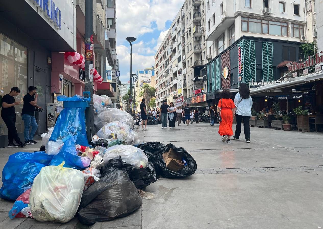 İzmir grev yüzünden kokmaya başladı: Çöpler sokaklara taştı! DİSK'ten yarın için büyük tehdit... 5