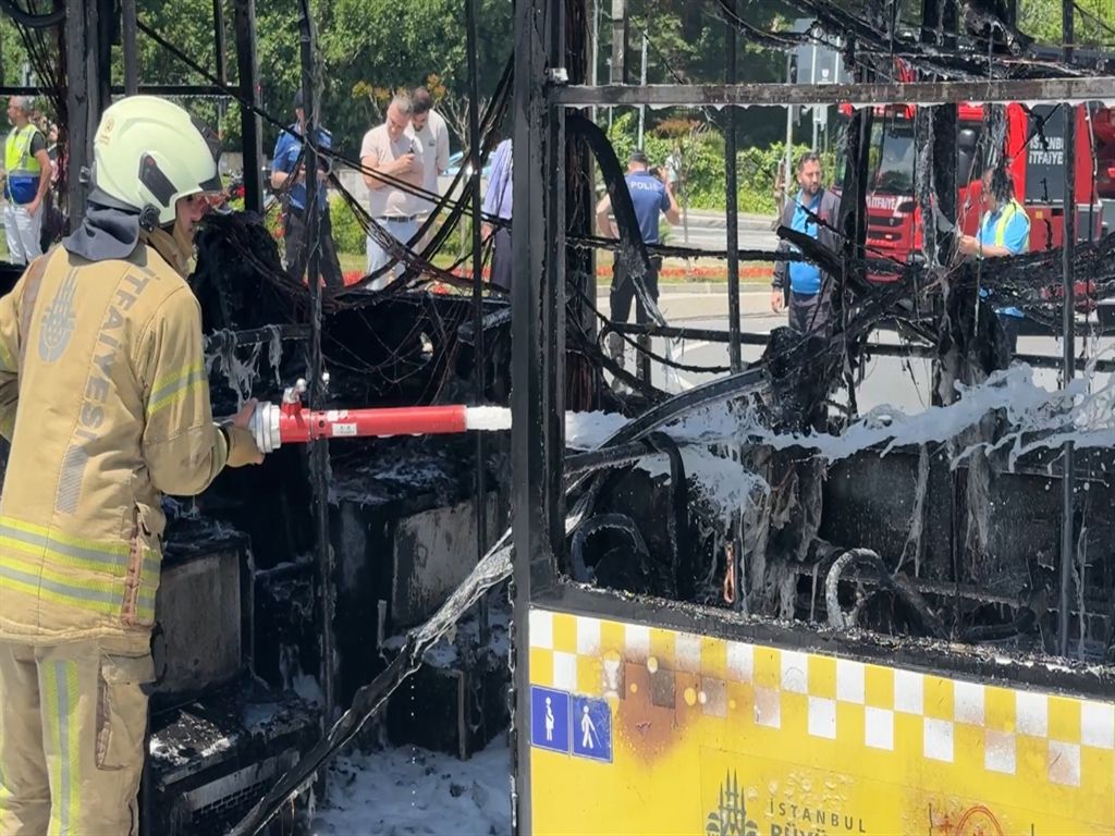 Sarıyer’de İETT otobüsü alev alev yandı! 25 yolcu saniyelerle ölümden döndü... 7
