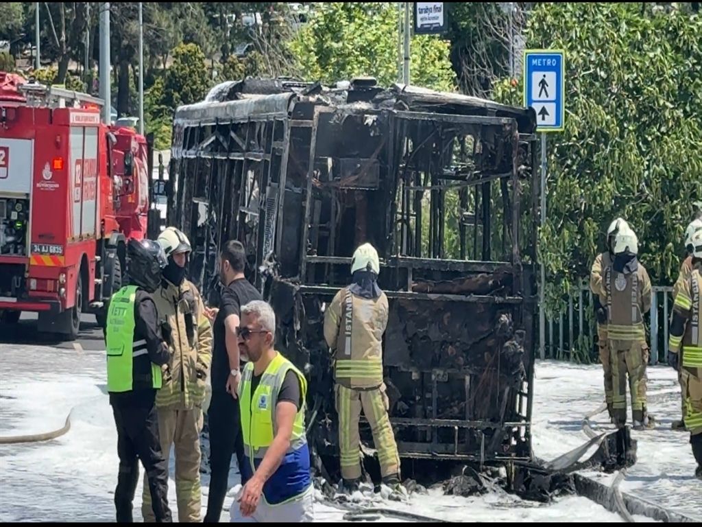 Sarıyer’de İETT otobüsü alev alev yandı! 25 yolcu saniyelerle ölümden döndü... 13