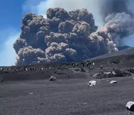 Etna lav püskürttü, turistler kaçacak yer aradı: Sicilya’da kırmızı alarm! Uçuşlar durduruldu... 3