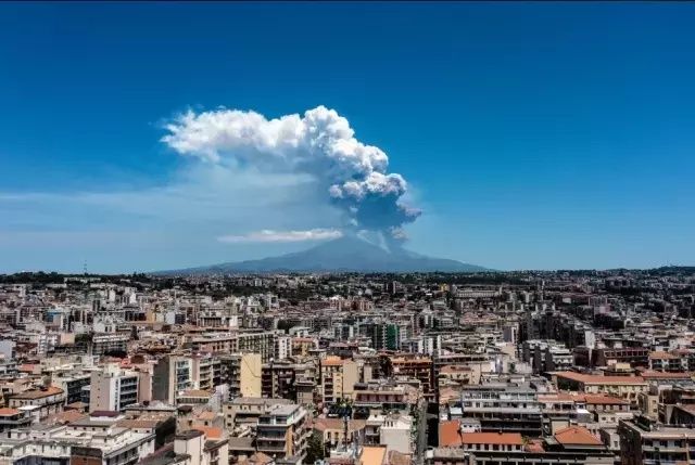 Etna lav püskürttü, turistler kaçacak yer aradı: Sicilya’da kırmızı alarm! Uçuşlar durduruldu... 2