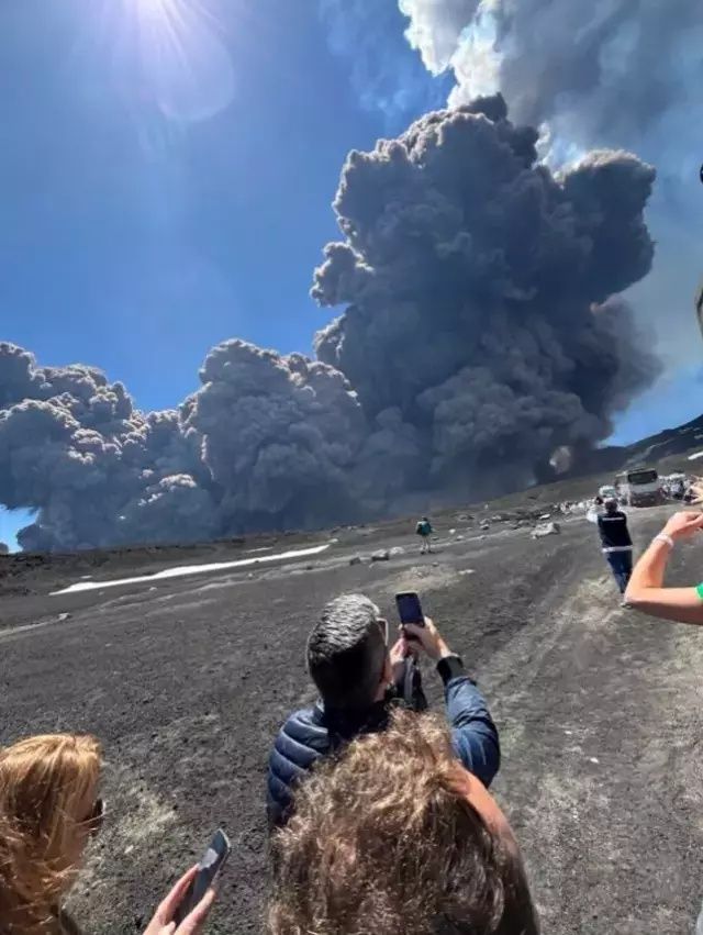 Etna lav püskürttü, turistler kaçacak yer aradı: Sicilya’da kırmızı alarm! Uçuşlar durduruldu... 4