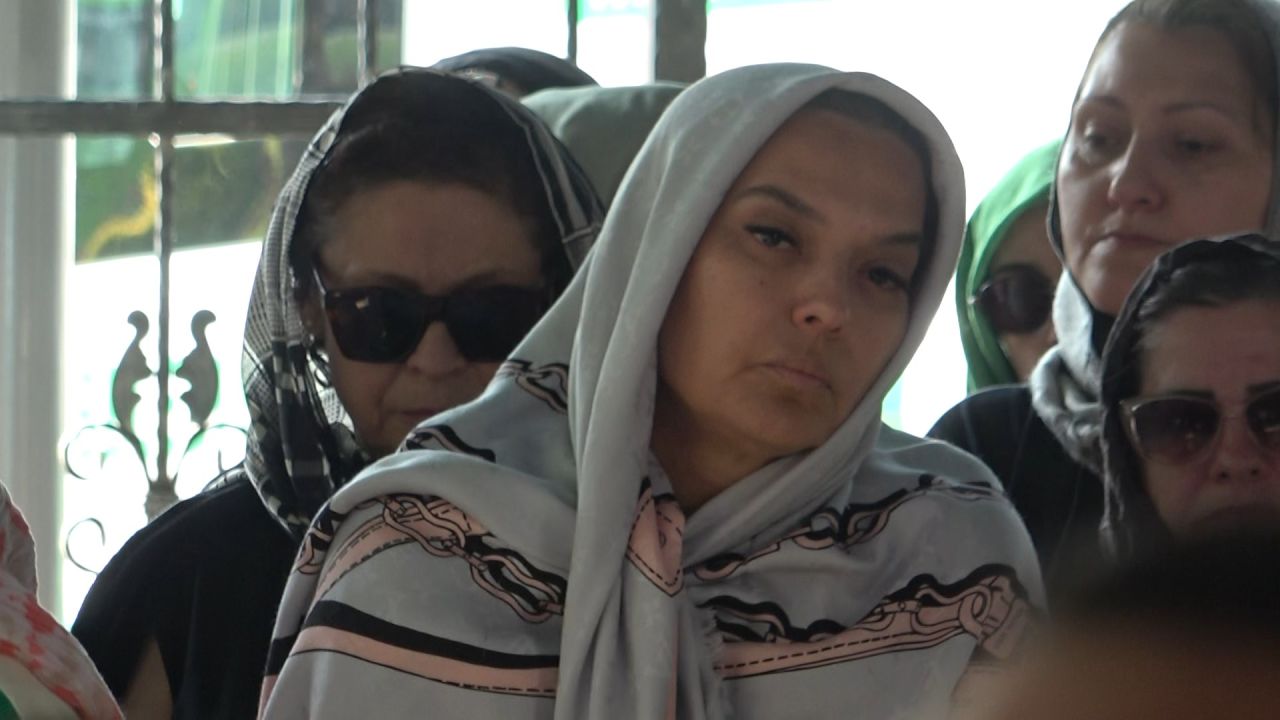 Demet Akalın'ı yıkan ölüm! Kuzeninin cenazesinde gözyaşlarına boğuldu 7
