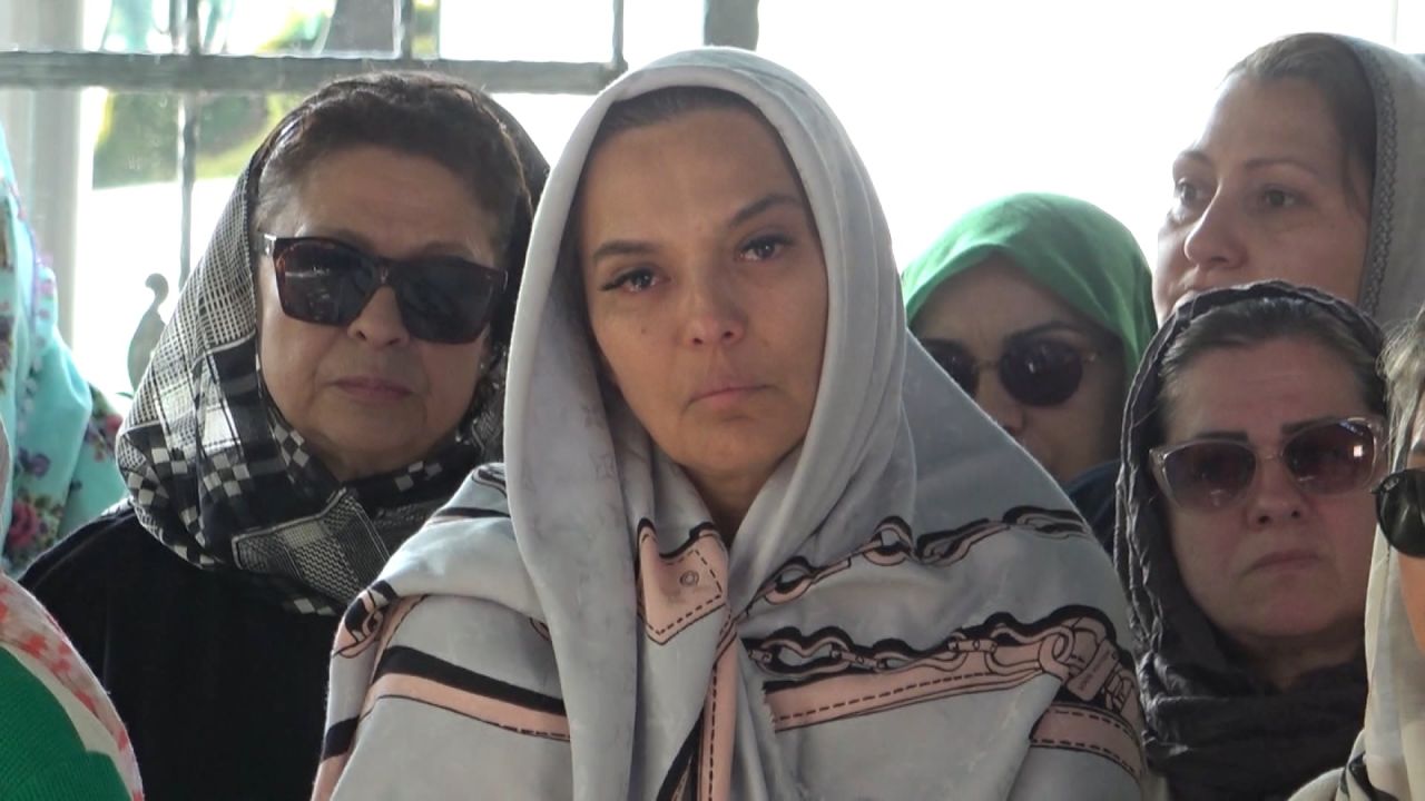Demet Akalın'ı yıkan ölüm! Kuzeninin cenazesinde gözyaşlarına boğuldu 11