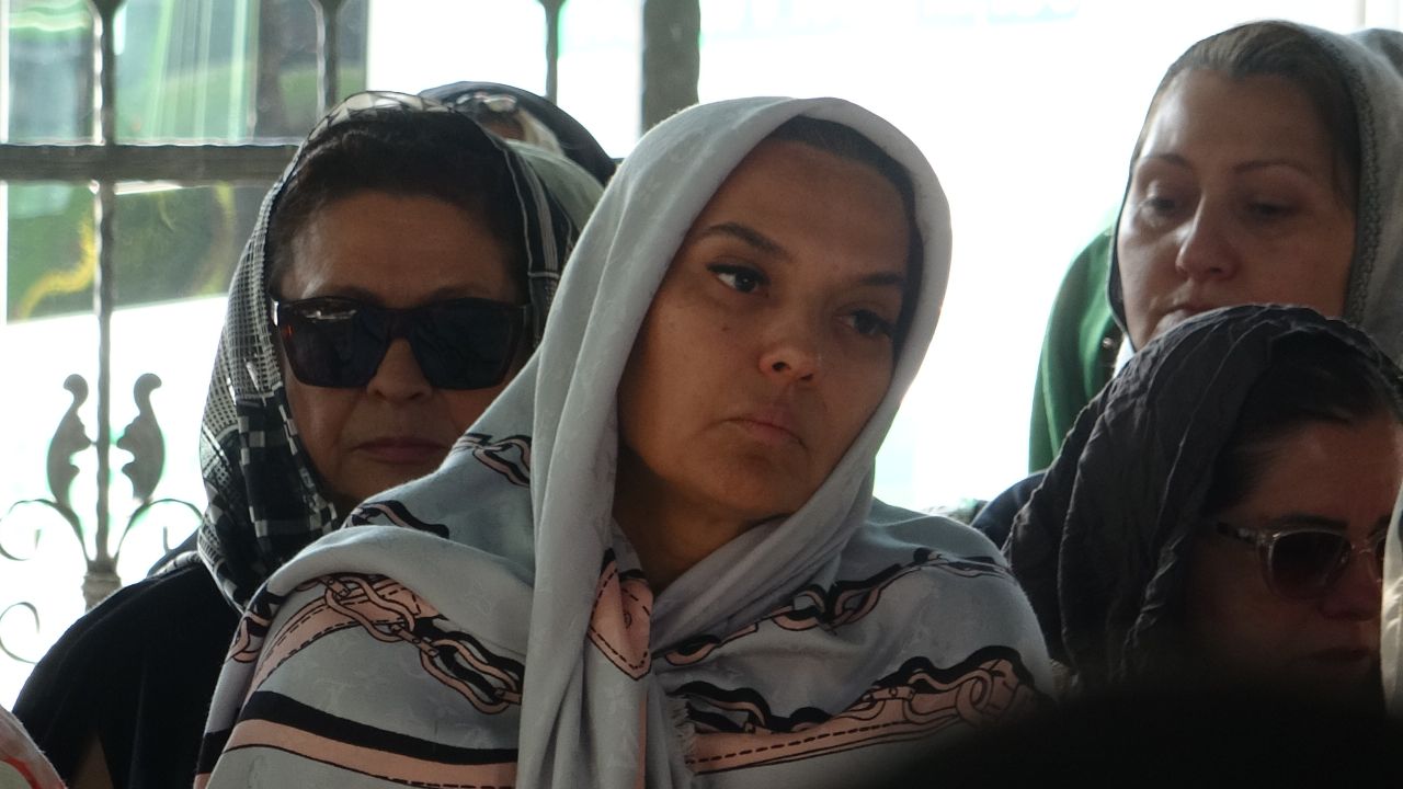 Demet Akalın'ı yıkan ölüm! Kuzeninin cenazesinde gözyaşlarına boğuldu 1