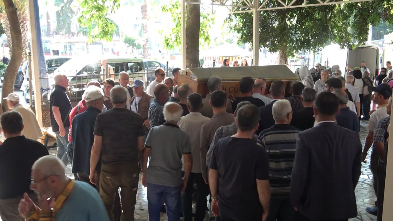 Demet Akalın'ı yıkan ölüm! Kuzeninin cenazesinde gözyaşlarına boğuldu 12