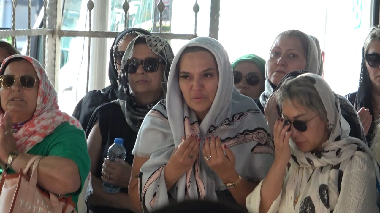 Demet Akalın'ı yıkan ölüm! Kuzeninin cenazesinde gözyaşlarına boğuldu 5