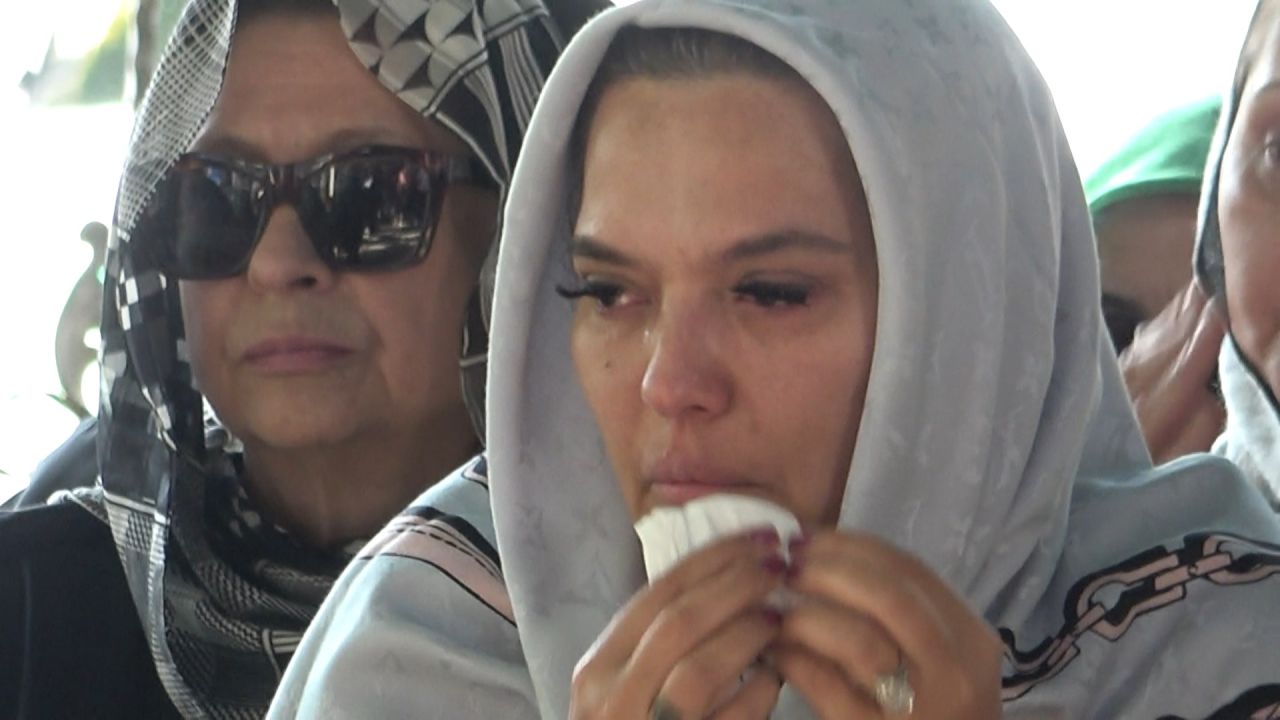 Demet Akalın'ı yıkan ölüm! Kuzeninin cenazesinde gözyaşlarına boğuldu 2