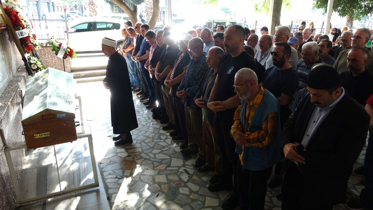 Demet Akalın'ı yıkan ölüm! Kuzeninin cenazesinde gözyaşlarına boğuldu 4