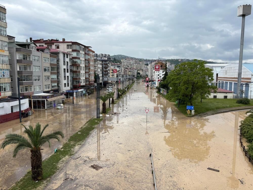 Trabzon'da yaz ortasında sel felaketi: Eski devlet sahil yolu sulara teslim oldu, 72 yasındaki bir vatandaş kayıp 4