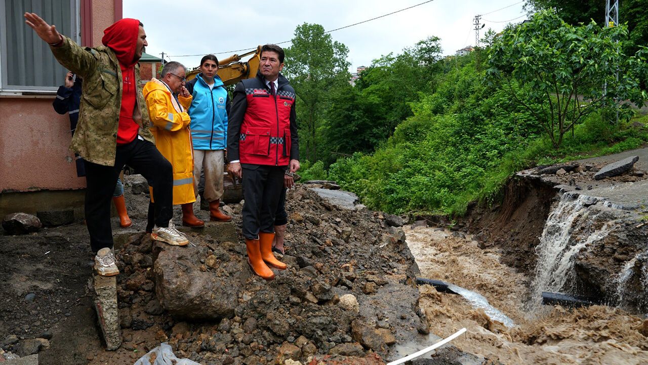 Trabzon'da yaz ortasında sel felaketi: Eski devlet sahil yolu sulara teslim oldu, 72 yasındaki bir vatandaş kayıp 2