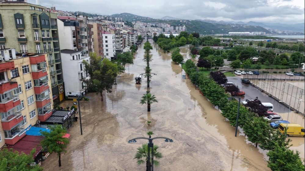 Trabzon'da yaz ortasında sel felaketi: Eski devlet sahil yolu sulara teslim oldu, 72 yasındaki bir vatandaş kayıp 6