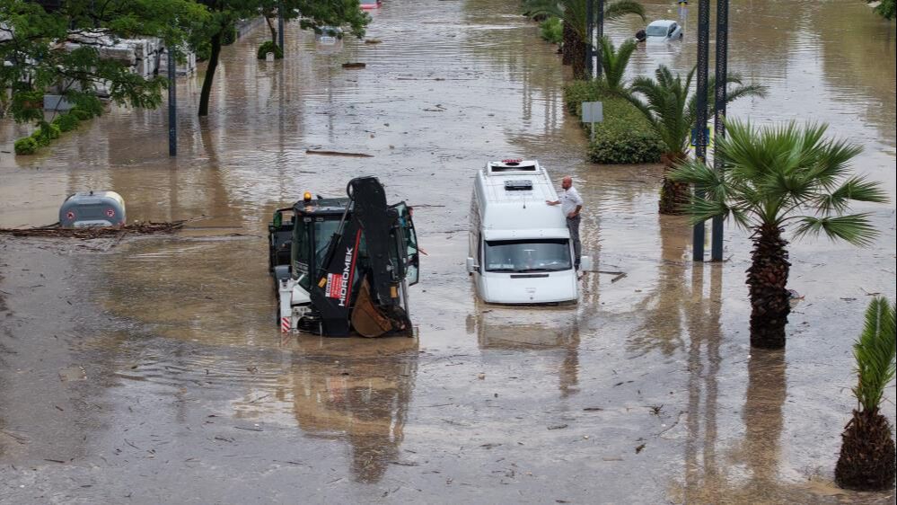 Trabzon'da yaz ortasında sel felaketi: Eski devlet sahil yolu sulara teslim oldu, 72 yasındaki bir vatandaş kayıp 5