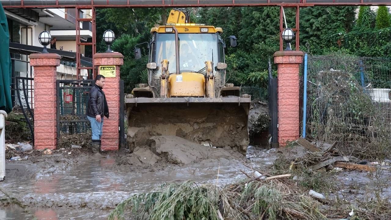 Sel gitti çamur kaldı; Trabzon'da felaketin ardından izler siliniyor, kayıp kişi aranıyor 5