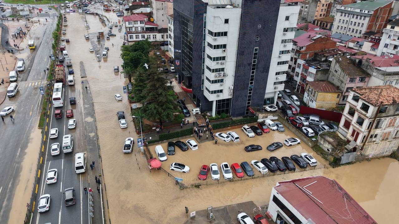 Sel gitti çamur kaldı; Trabzon'da felaketin ardından izler siliniyor, kayıp kişi aranıyor 10