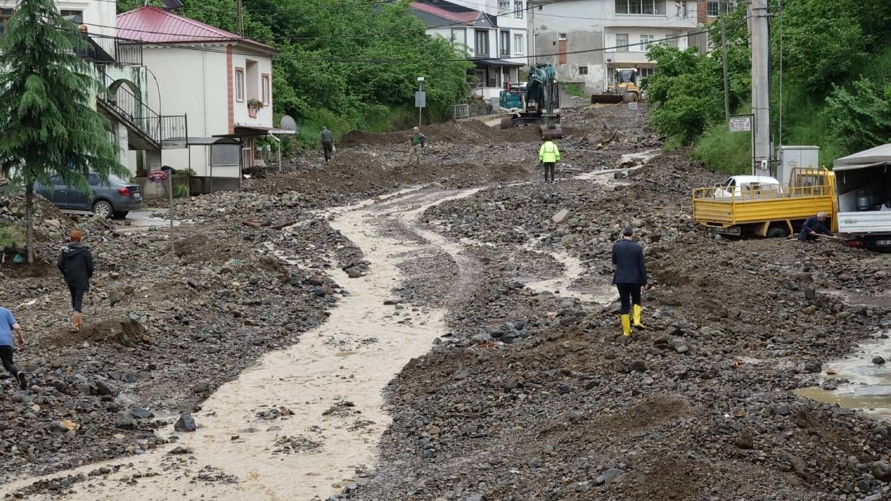 Sel gitti çamur kaldı; Trabzon'da felaketin ardından izler siliniyor, kayıp kişi aranıyor 9