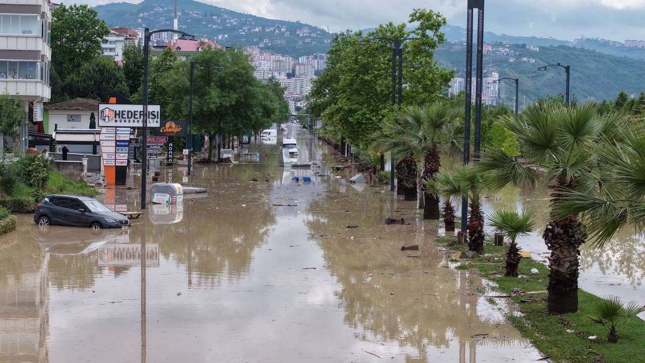 Sel gitti çamur kaldı; Trabzon'da felaketin ardından izler siliniyor, kayıp kişi aranıyor 8