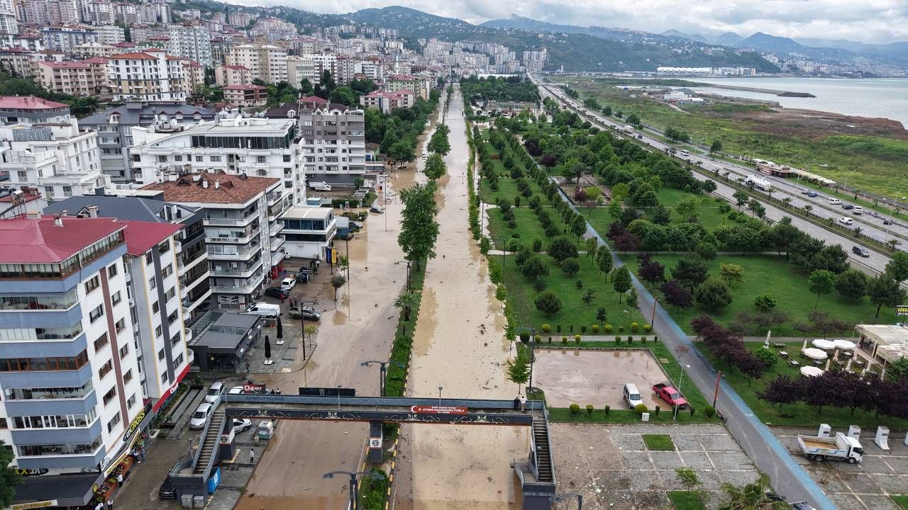 Sel gitti çamur kaldı; Trabzon'da felaketin ardından izler siliniyor, kayıp kişi aranıyor 3