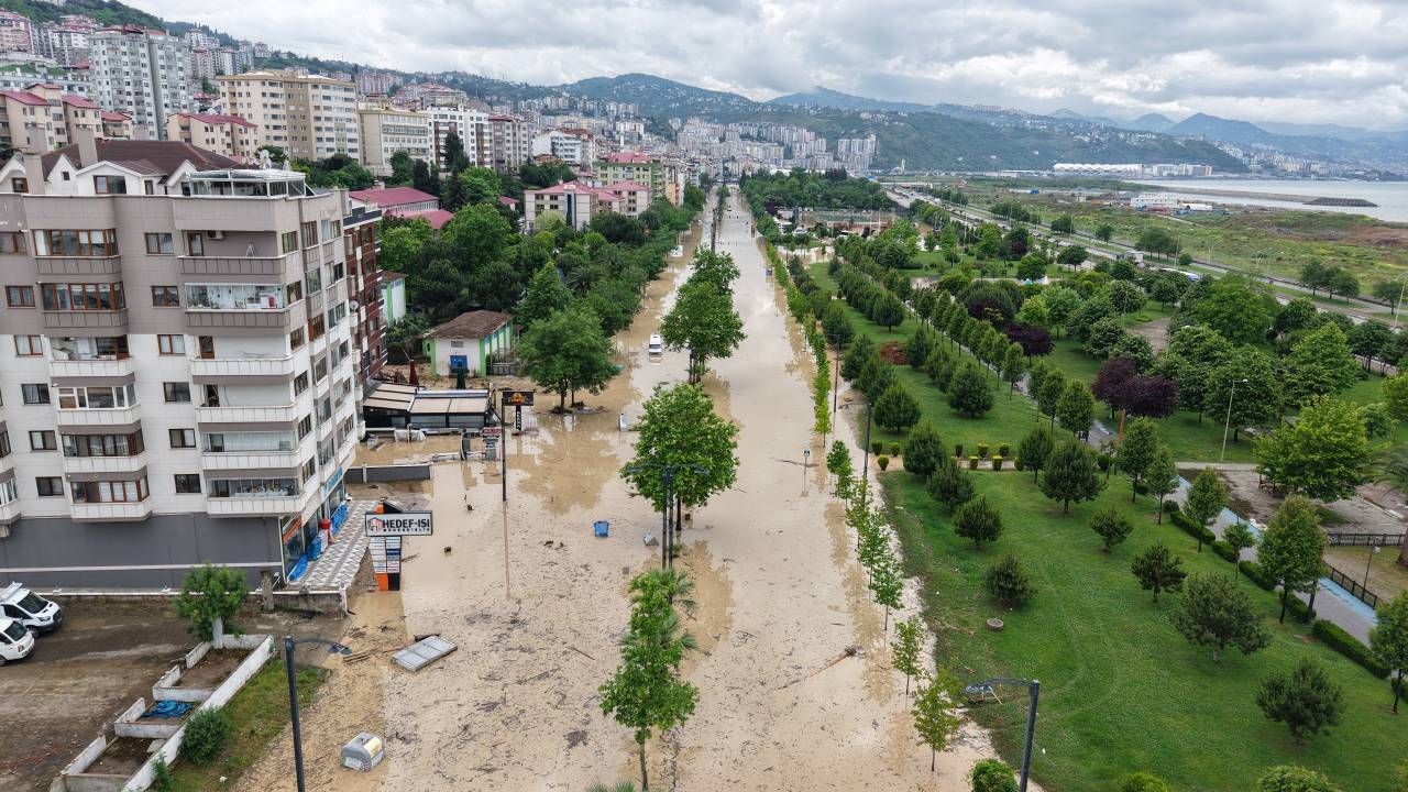 Sel gitti çamur kaldı; Trabzon'da felaketin ardından izler siliniyor, kayıp kişi aranıyor 6