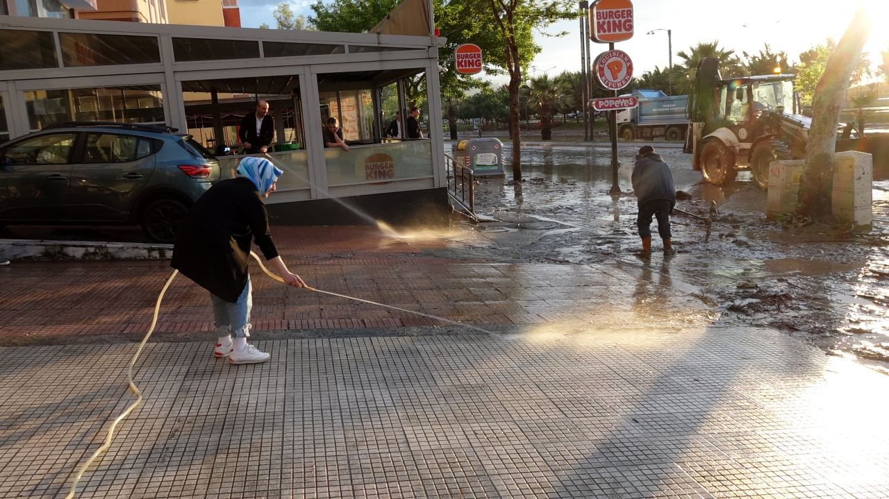 Sel gitti çamur kaldı; Trabzon'da felaketin ardından izler siliniyor, kayıp kişi aranıyor 2