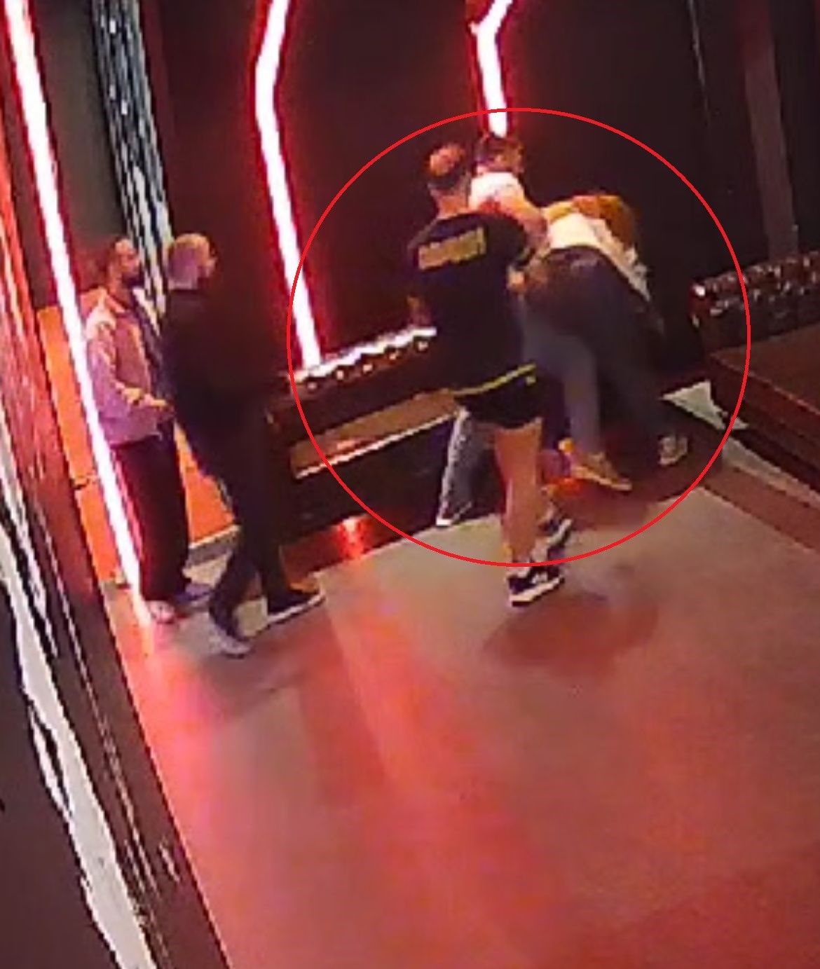 Türkiye'yi temsil eden sporcuyu tekme tokat iş arkadaşlarına böyle dövdürdü 5