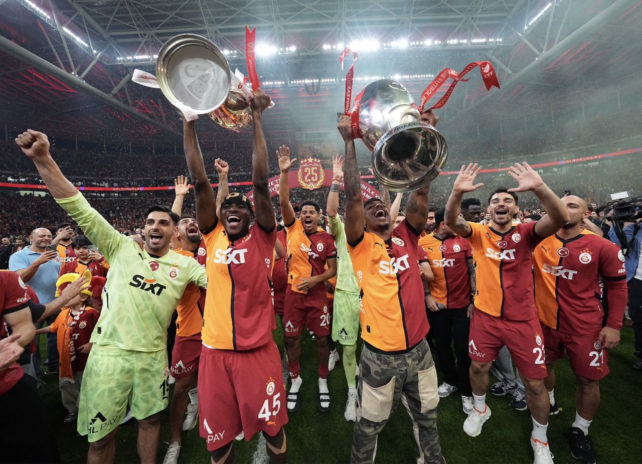 Dursun Özbek'ten Galatasaray camiasına bayram müjdesi! Osimhen'in tapusu alınıyor... İşte transferde son durum 7