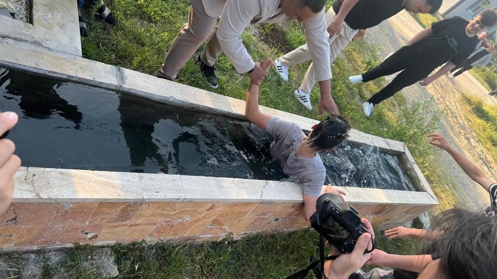 Bolu’da yarım asırlık gelenek: Bayram namazına kalkmayan genç buz gibi suya yatırıldı 1