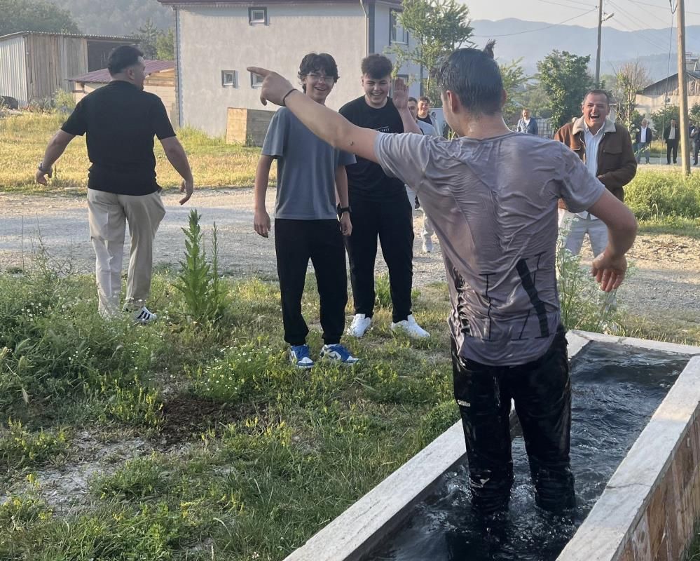 Bolu’da yarım asırlık gelenek: Bayram namazına kalkmayan genç buz gibi suya yatırıldı 2