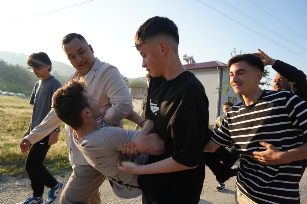 Bolu’da yarım asırlık gelenek: Bayram namazına kalkmayan genç buz gibi suya yatırıldı 3