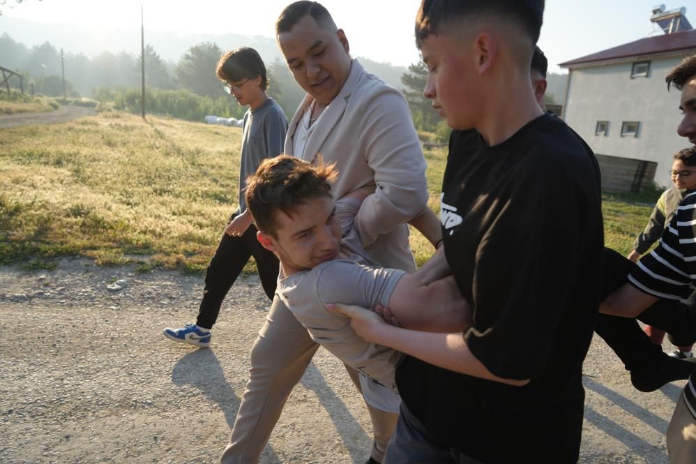 Bolu’da yarım asırlık gelenek: Bayram namazına kalkmayan genç buz gibi suya yatırıldı 10