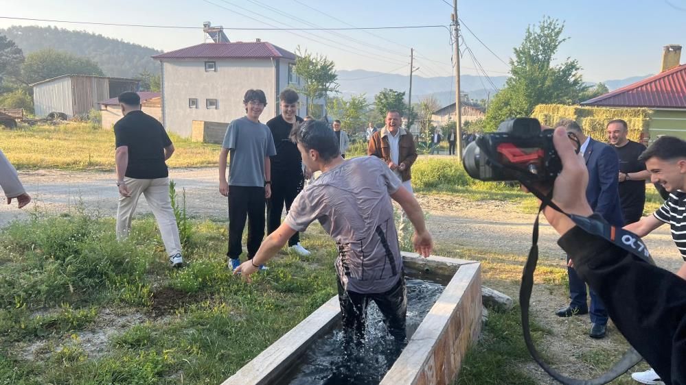 Bolu’da yarım asırlık gelenek: Bayram namazına kalkmayan genç buz gibi suya yatırıldı 8