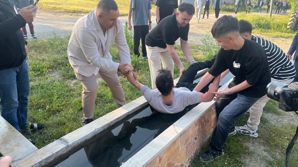 Bolu’da yarım asırlık gelenek: Bayram namazına kalkmayan genç buz gibi suya yatırıldı 6