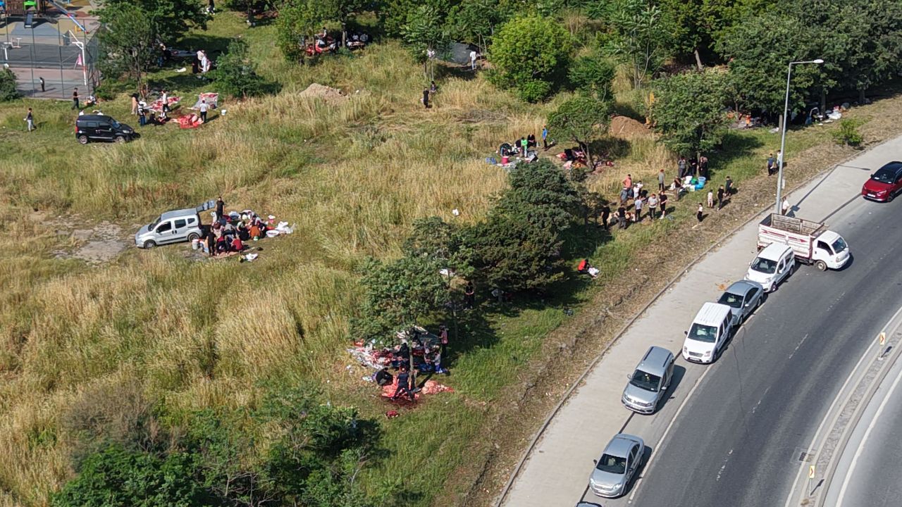 Kaçak kurban kesimi her yerde, yasağa aldırış etmediler; boş araziler, yol kenarları, ağaç altları... 7